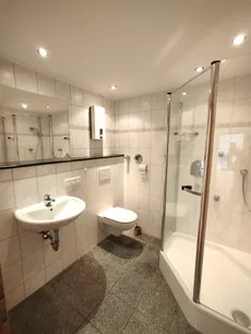 Modernes Duschbad