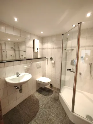 Modernes Duschbad