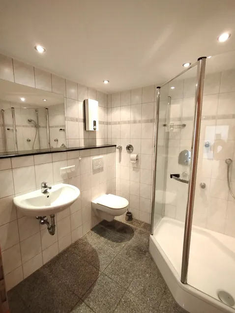 Modernes Duschbad