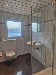 Eines der beiden Bäder