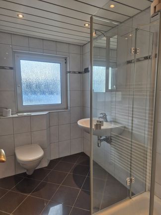 Eines der beiden Bäder