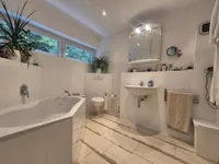 Bad ensuite mit Wanne...