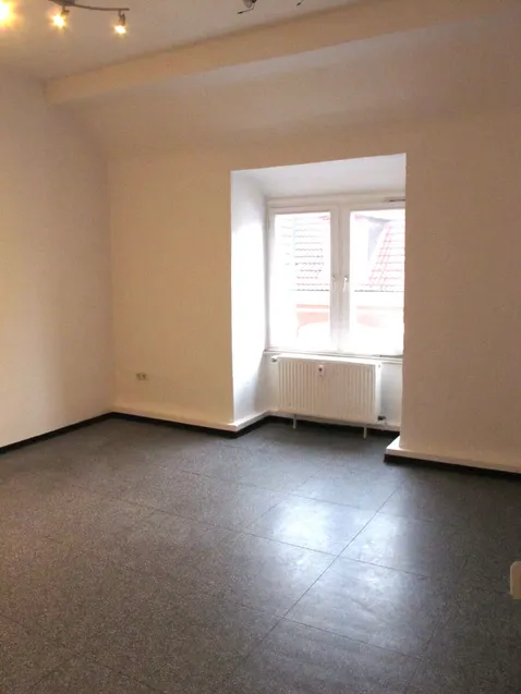 Eines der Zimmer mit hohen Decken