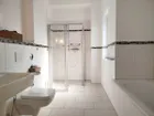 Modernes, großes Bad mit Dusche ...