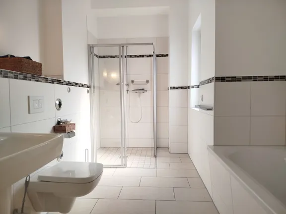 Modernes, großes Bad mit Dusche ...