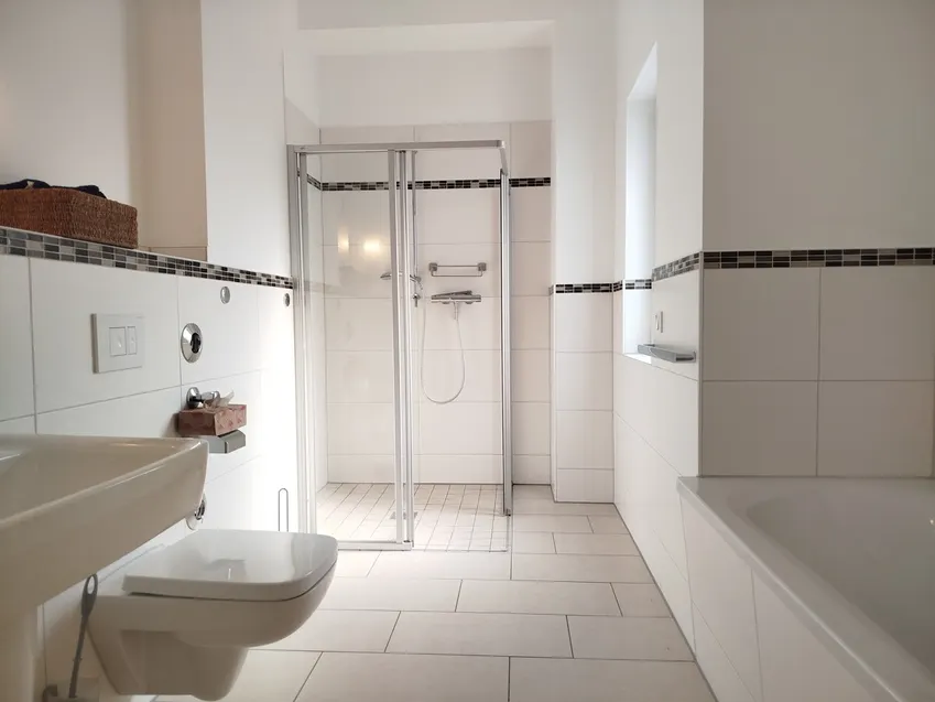 Modernes, großes Bad mit Dusche ...