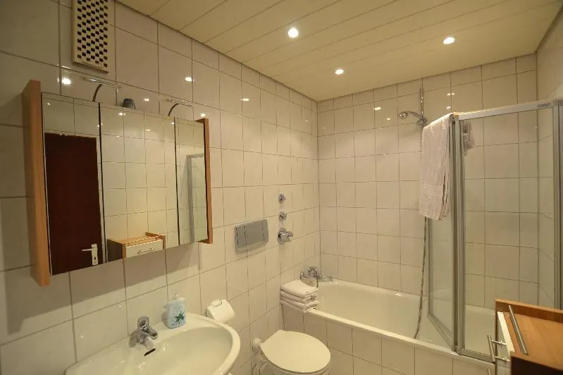 Nah bei Düsseldorf: Vollmöbliertes Apartment - Pool und Sauna im Haus - Erkrath-Unterfeldhaus - Photo 5