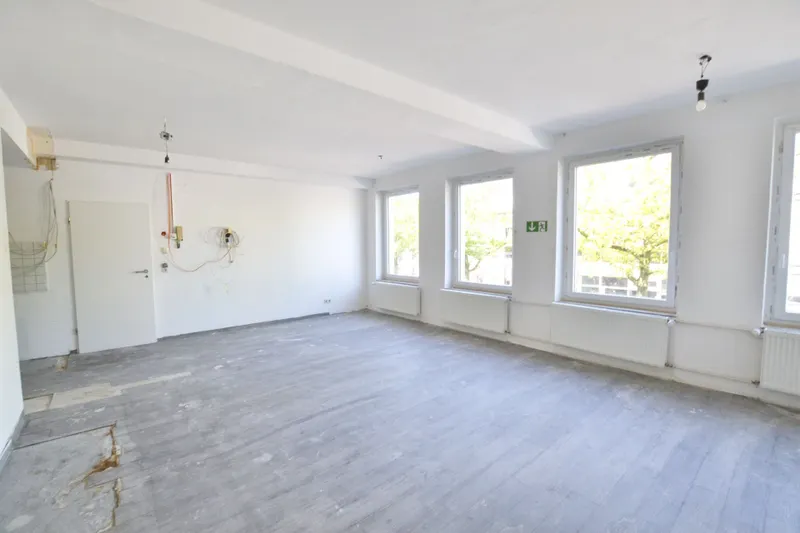 Büro-und Praxisgebäude mit Ladenfläche und 2 Wohnungen in zentraler Lage