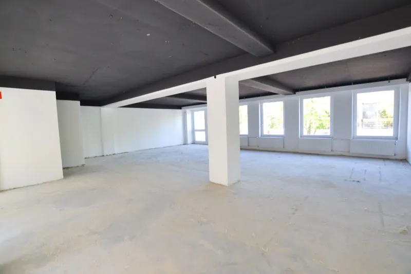 Büro-und Praxisgebäude mit Ladenfläche und 2 Wohnungen in zentraler Lage
