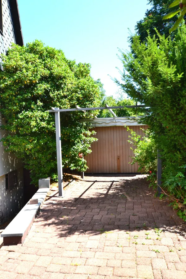 Garage mit Auffahrt