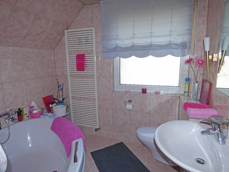 Geräumige 3-Zimmer-Wohnung mit großem Sonnenbalkon im Zweifamilienhaus - Foto 2