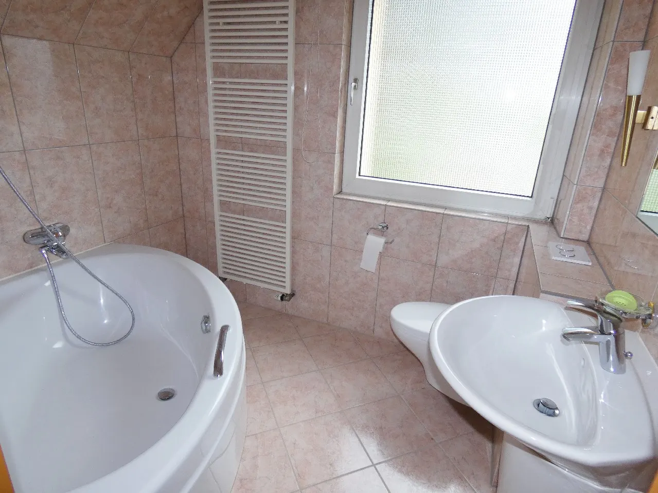 Geräumige 3-Zimmer-Wohnung mit großem Sonnenbalkon im Zweifamilienhaus - Foto 3