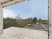 große Balkon mit Markise