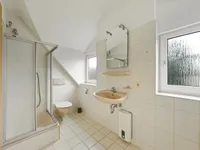 Bad mit Dusche und Wanne