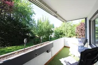 Balkon am Wohnraum mit Markise
