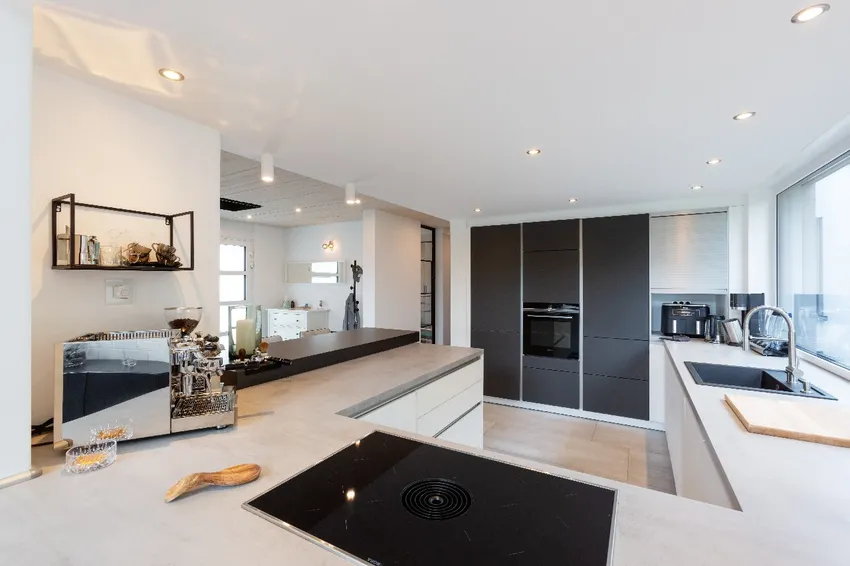 Großzügige Arbeitsfläche im Küchenbereich