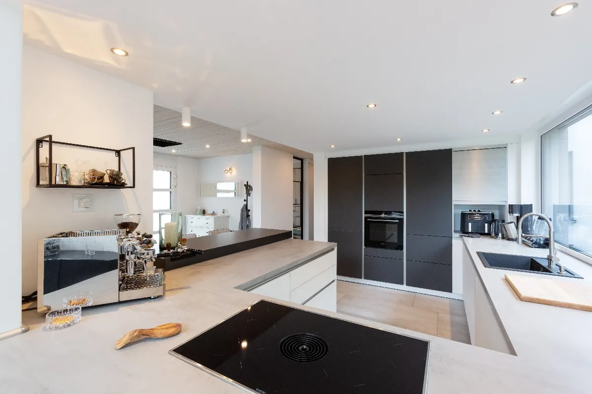 Großzügige Arbeitsfläche im Küchenbereich