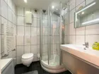 modern gefliestes Duschbad