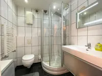 modern gefliestes Duschbad