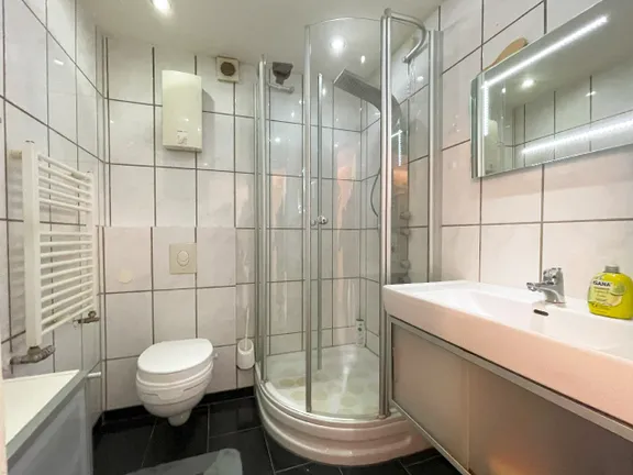 modern gefliestes Duschbad