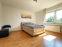 großzügiges Schlafzimmer