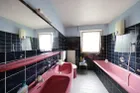 Bad mit Badewanne und Dusche