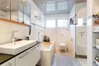 Bad mit Dusche und Wanne