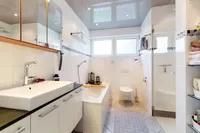 Bad mit Dusche und Wanne