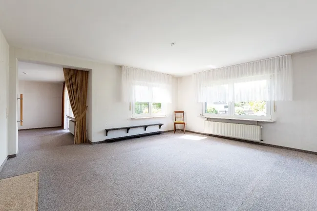 großzügiges Wohnzimmer