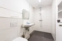 modernisiertes Duschbad im EG