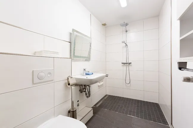 modernisiertes Duschbad im EG