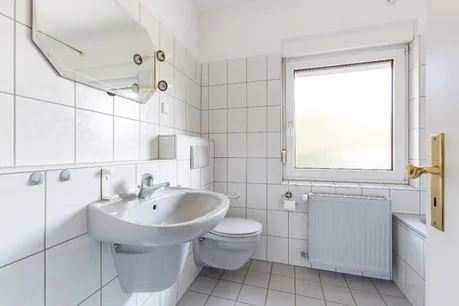 helles Wannenbad im OG
