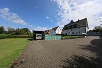 Rückansicht Garagen und Carport
