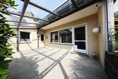 überdachte Terrasse am Wohnzimmer