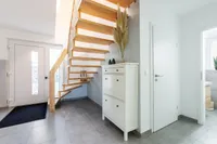 Diele mit Holztreppe