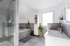 Bad mit Wanne und Dusche