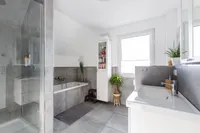 Bad mit Wanne und Dusche
