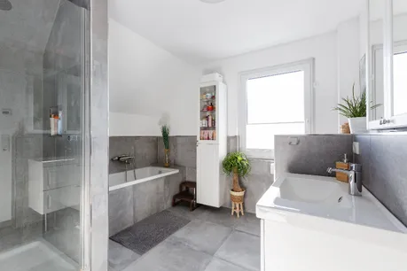 Bad mit Wanne und Dusche