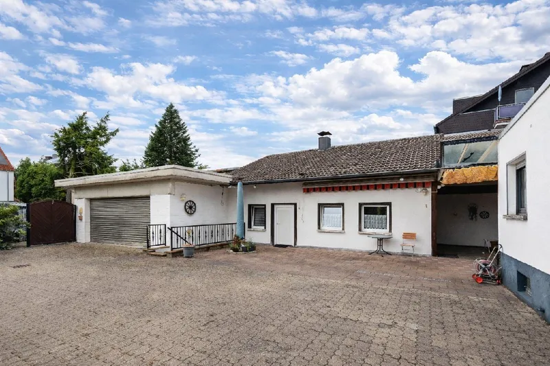 Nebengebäude und Hof
