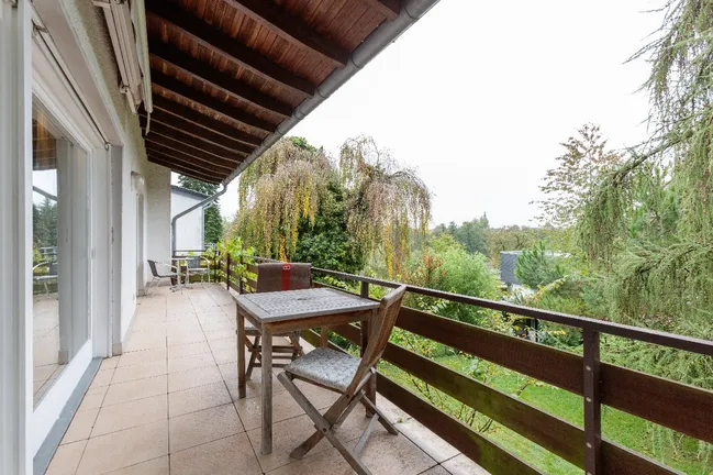 überdachter Balkon an der Wohnebene