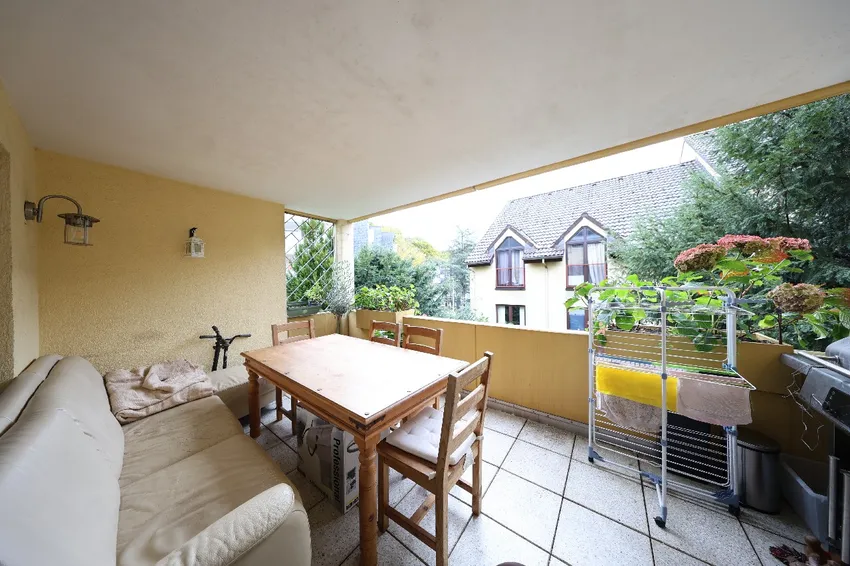 großer überdachter Balkon