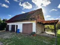 große Scheune mit Carport