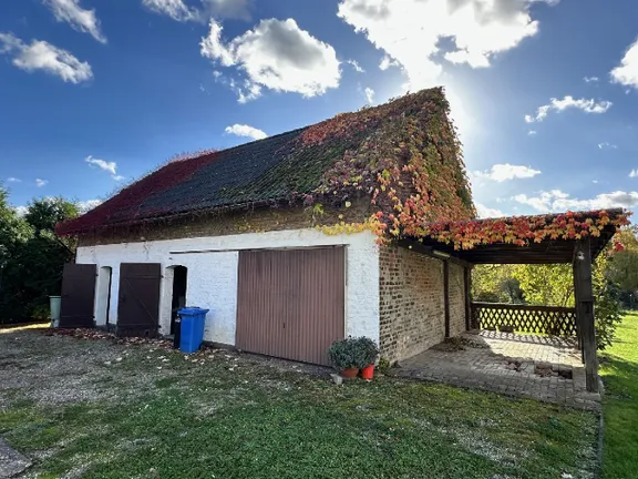 große Scheune mit Carport