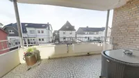 großer überdachter Balkon