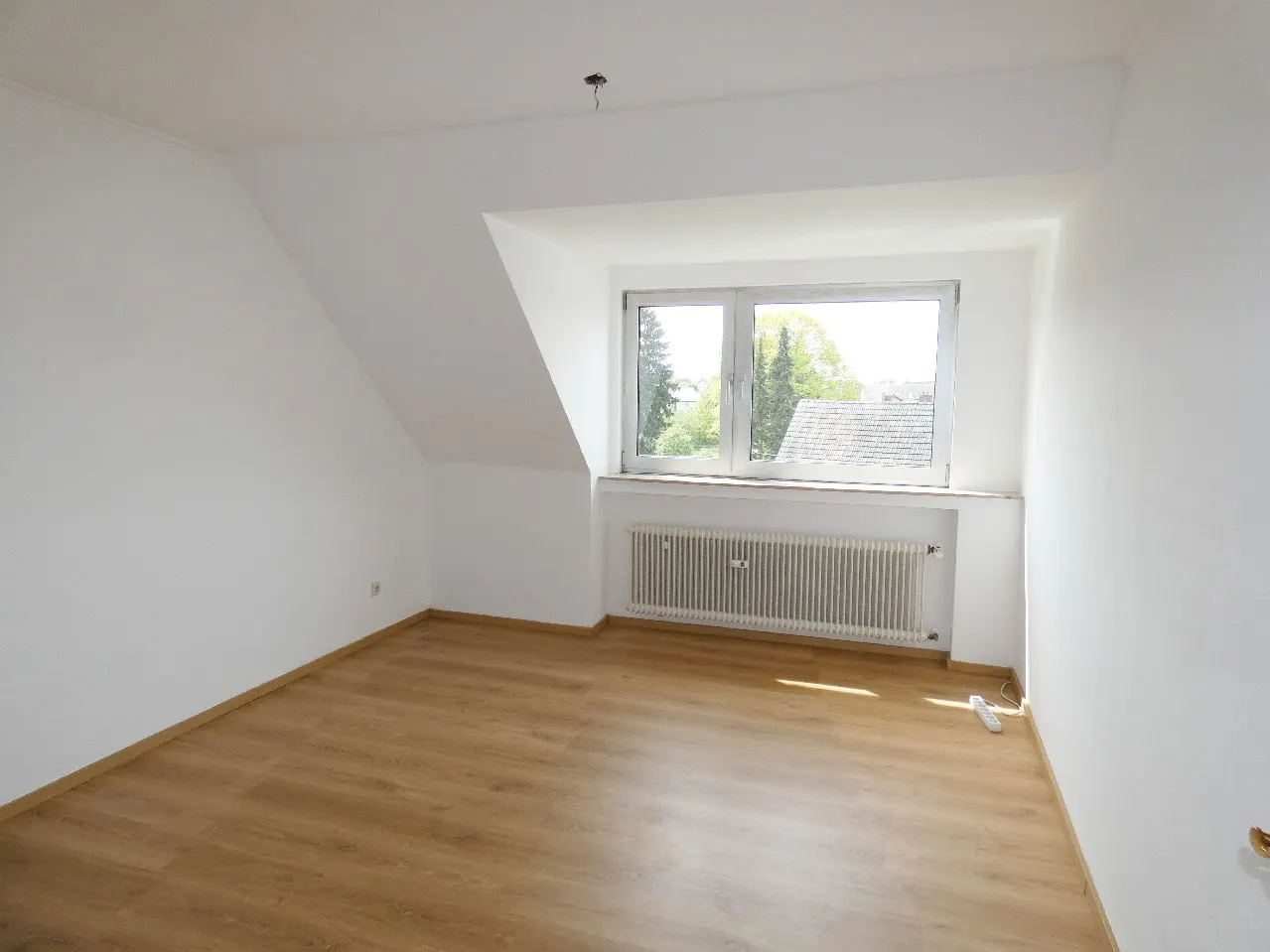 Geräumige 3-Zimmer-Dachgeschoss-Wohnung in zentraler Lage von Köln-Dünnwald! - Photo 2