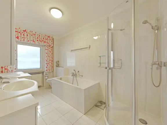 helles Dusch- und Wannenbad