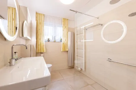 Modernes Bad im Erdgeschoss