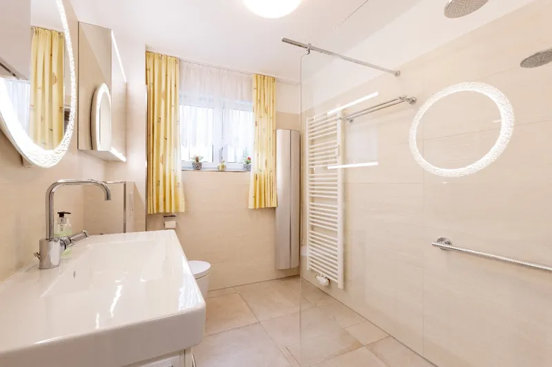 Modernes Bad im Erdgeschoss