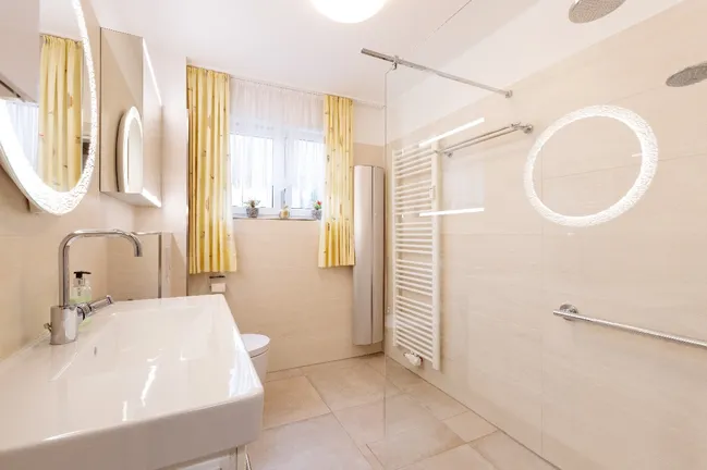 Modernes Bad im Erdgeschoss