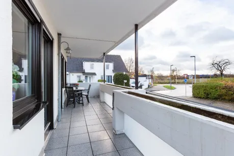 große überdachte Balkone